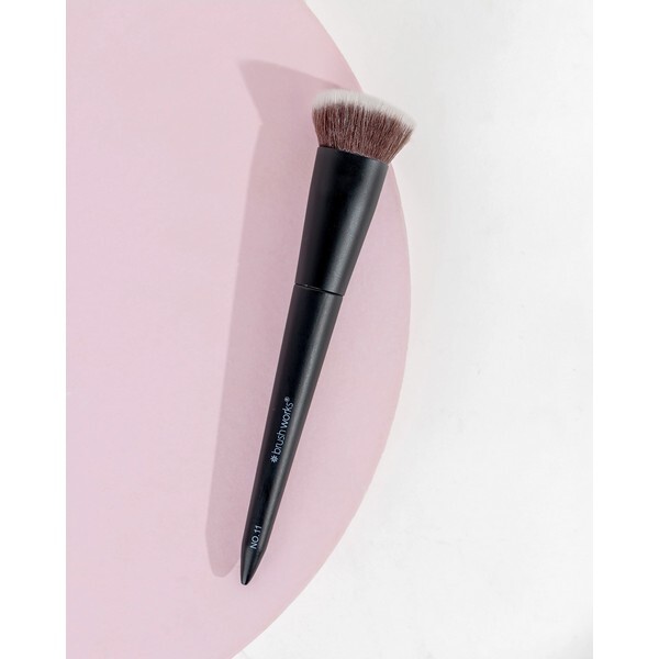 Brushworks No. 11 Flat Top Contour Brush