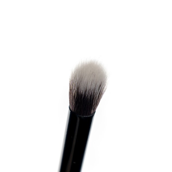 Brushworks No. 16 Tapered Blending Eye Brush