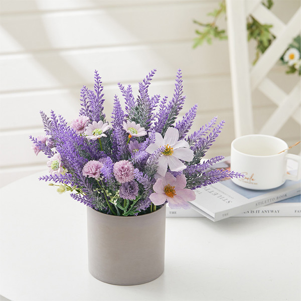 Livingandhome Artificial Lavender in Wood Planter