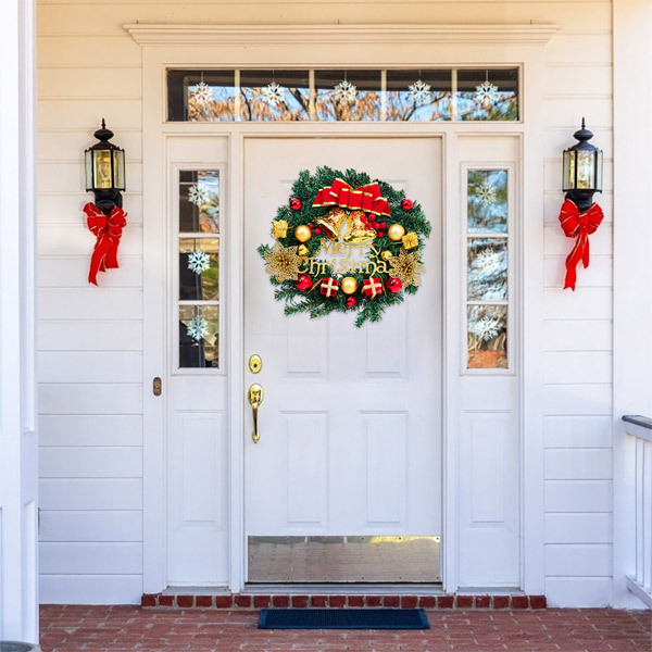 Livingandhome Christmas Artificial Wreath with Xmas Baubles