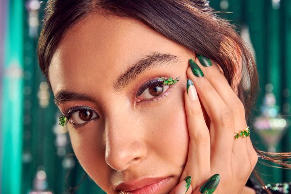 Wicked x Kiss Falscara Cluster Lashes -  Love Without Limits