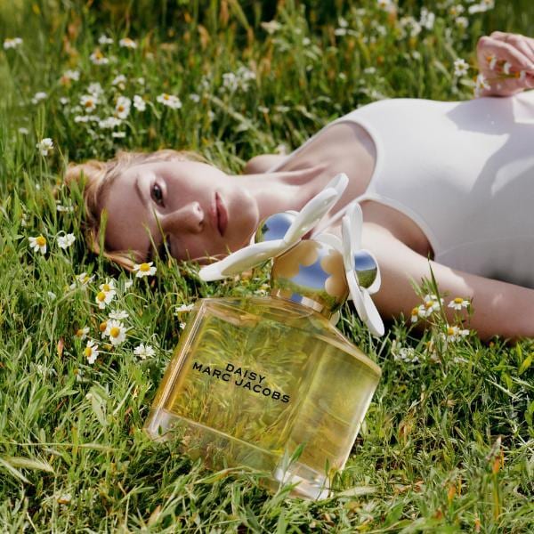 Marc Jacobs Daisy Tropical Glow Hair & Body Mist & Daisy Wild Eau de Parfum 100ml Bundle