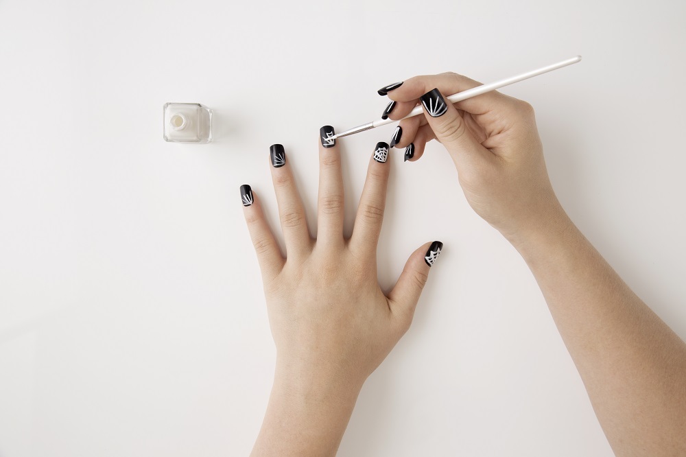 Halloween spider web nails 1
