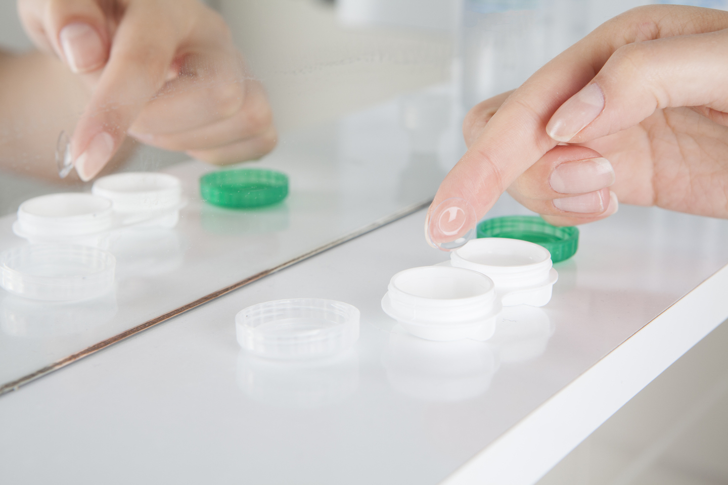 Контактная линза на пальце. Забота о глазах. Мягкие контактные линзы. Мягкие линзы. Контейнер для контактных линз.