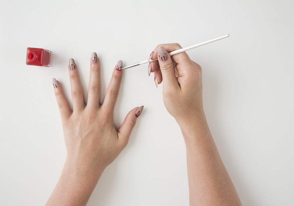 halloween blood drip nails 2