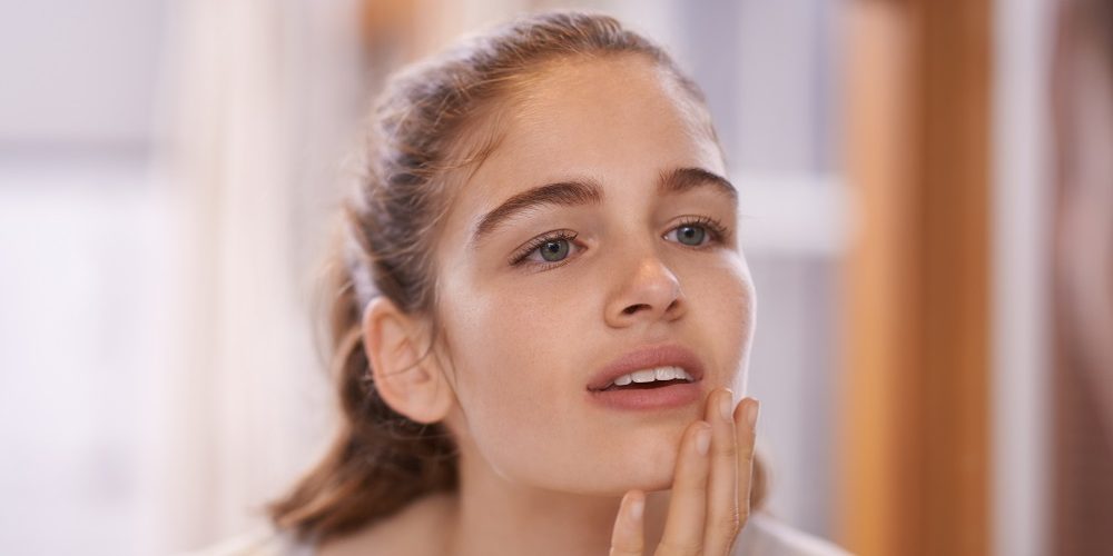 Shot of a teenager admiring her beautiful skin in the mirrorhttps://195.154.178.81/DATA/i_collage/pu/shoots/805371.jpg