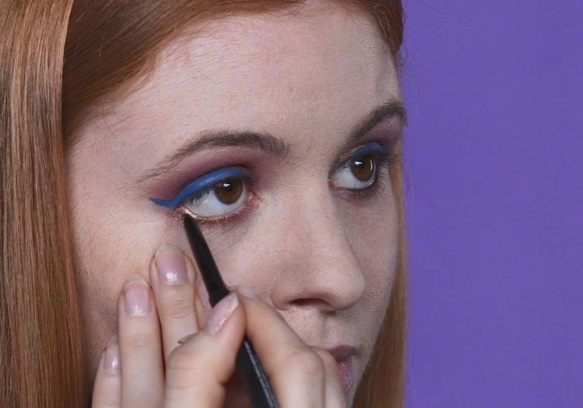 Blue eyeliner step 5