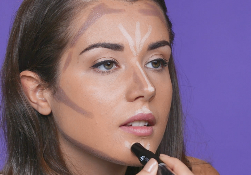 Woman using light contour on face